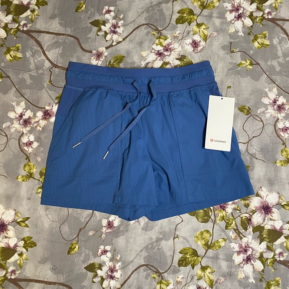 *sold lululemon dance studio shorts 3.5β - Picture 1 of 4